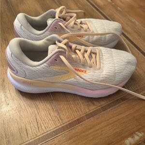 Brooks Women's Running Shoes - Cream and Pink Sz 8